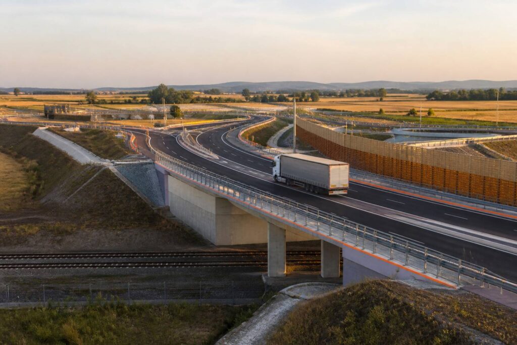 Nouvelle bretelle routière avec giratoires et pont au-dessus d'une voie ferrée