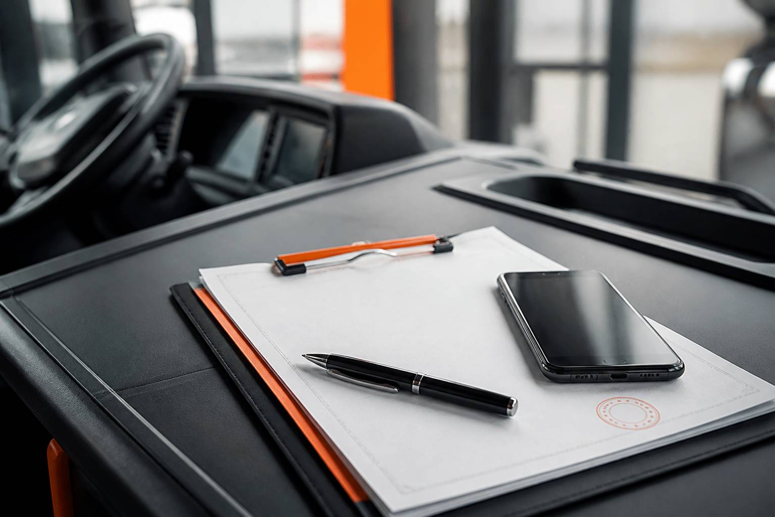 Contrat de transport sans texte lisible avec tampon et stylo