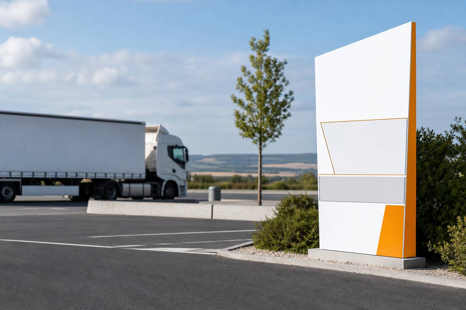 Panneau de restriction pour poids lourds près d'une aire de repos