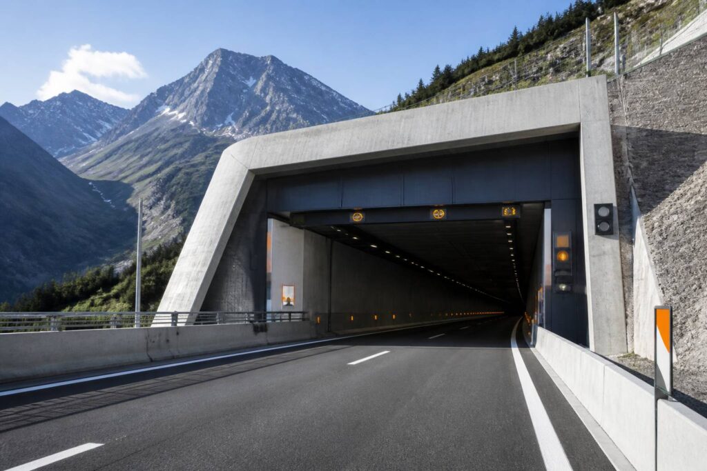 Entrée moderne du tunnel du Fréjus dans un paysage alpin