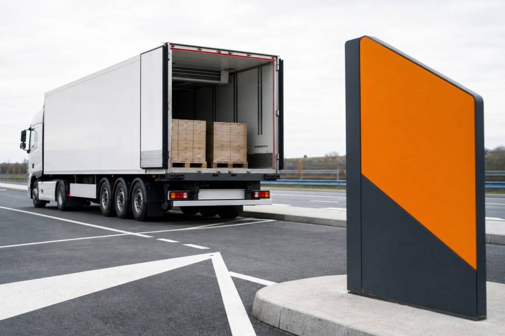 Camion frigorifique générique avec portes ouvertes sur des palettes de denrées